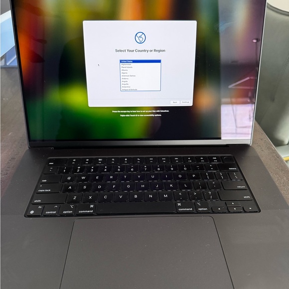 16” Apple MacBook Pro - Picture 4 of 7